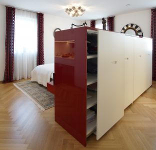 Schlafzimmereinrichtung mit Schrank als Raumteiler in Lack Hochglanz