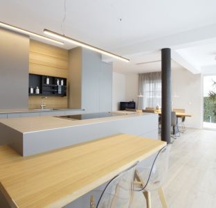 Offene Küche modern und exklusiv Naturstein grau mit Massivholz Eiche