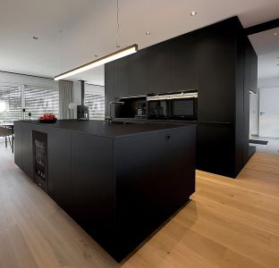 Inselküche mit Hochschrankblock offen und modern