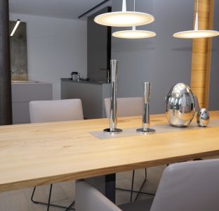 Eiche Massivholztisch mit Glaselement und Esszimmerstühlen in Leder grau