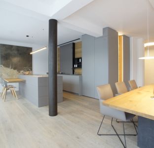 Moderne offene Küche Stein grau mit offenem Essbereich Eiche massiv